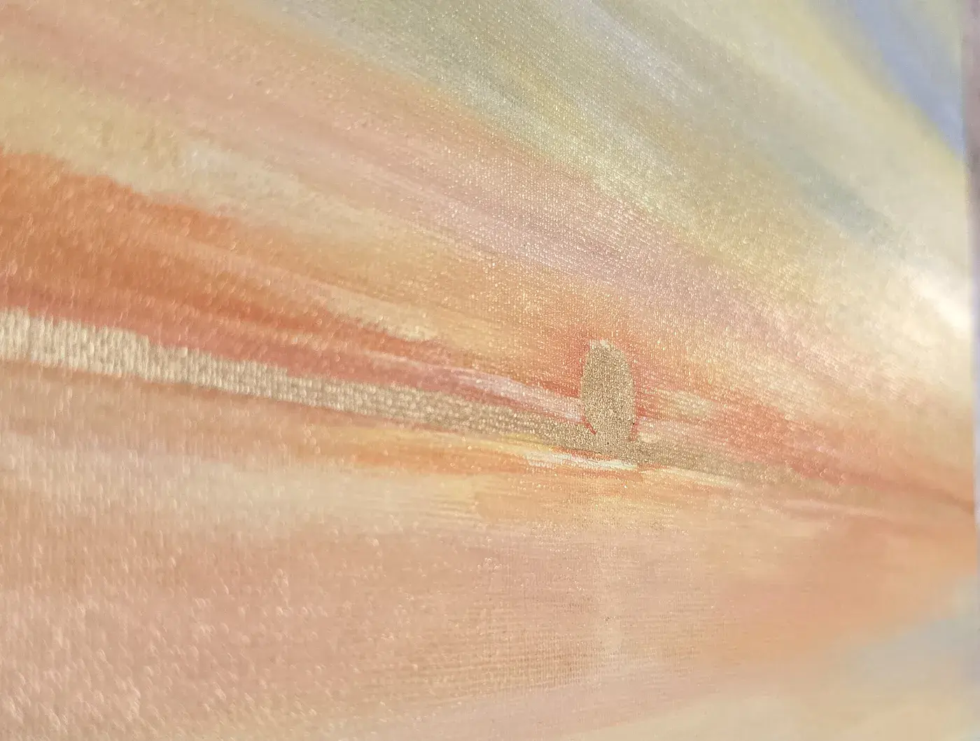 Détail d'une toile en contre-jour : la matière dorée capte la lumière au ras de la surface